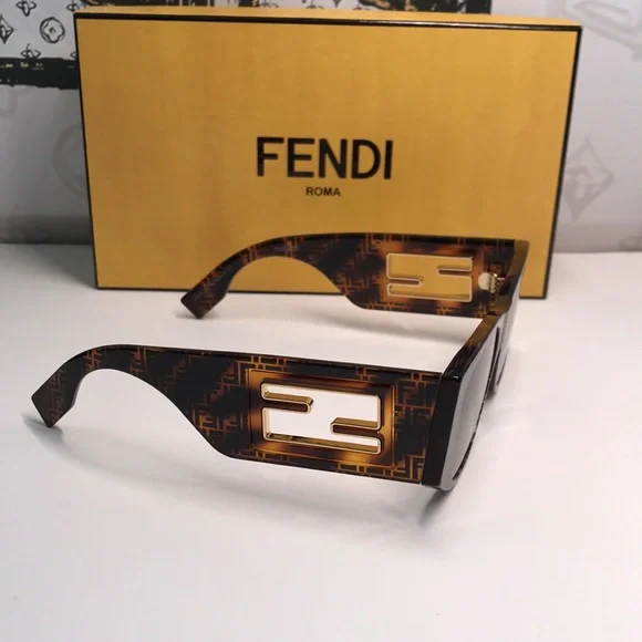 New Authentic Fendi Brown Sunglasses FE40109I 55E display picture 1